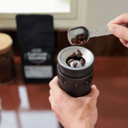 Outin Fino - elektrische Kaffeemühle (Tundra Brown)