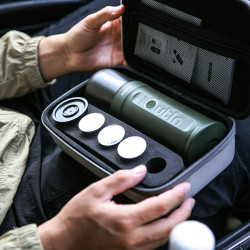 Outin Nano (Forest Green) Set - Reisekaffeemaschine + Schutzhülle