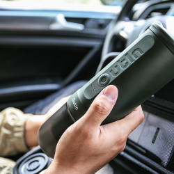 Outin Nano (Forest Green) Set - Reisekaffeemaschine + Schutzhülle