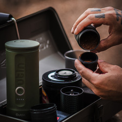 Outin Nano (Forest Green) Set - Reisekaffeemaschine + Schutzhülle